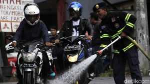 Aksi Petugas Diskar Bersihkan Tumpahan Solar di Nagreg
