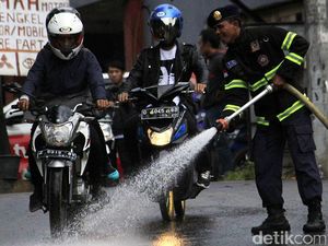 Aksi Petugas Diskar Bersihkan Tumpahan Solar di Nagreg