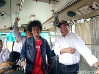 Menhub Budi Karya Sumadi mencoba aplikasi pemandu transportasi publik berbasis trayek Moovit 
