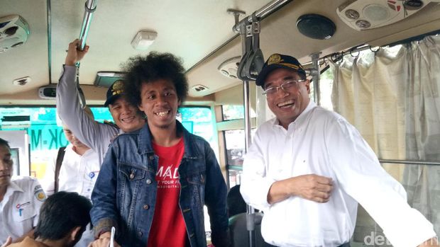Menhub Budi saat menjajal aplikasi Moovit