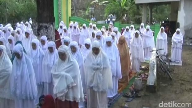 Jemaah Tarekat Naqsabandiyah di Jombang Lebaran Hari Ini