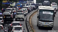 Arus lalu lintas di jalur Nagreg merayap.