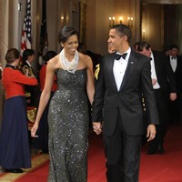 Michelle Obama dalam balutan gaun hitam yang dipercantik dengan tumpukan kalung mutiara. (Foto: Getty Images)