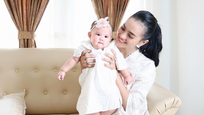 Ririn Ekawati Lebaran Tanpa Suami, Raisa Tampil Berhijab