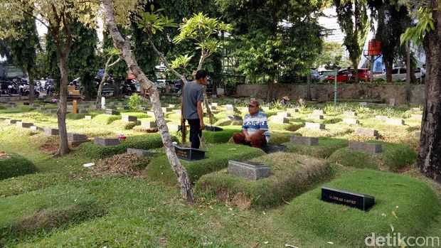 TPU Karet Bivak Ramai Peziarah di Hari Kedua Lebaran