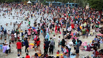 Pengunjung Ancol Membludak