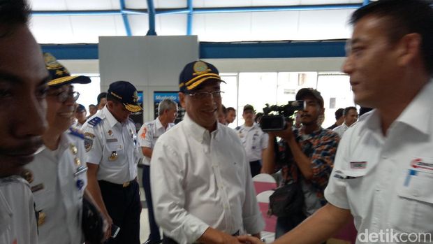 Tinjau Stasiun Palmerah, Menhub Cek Aplikasi Transportasi Terpadu