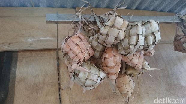 Ketupat yang menggantung di salah satu rumah warga Kampung Akuarium. 