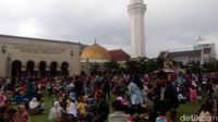 2 Bocah Luka Akibat Kabar <i>Hoax</i> Menara Masjid Agung Bandung Roboh