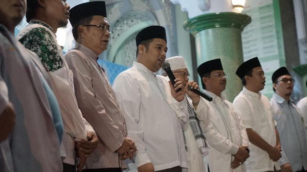 Wali Kota Tangerang Arief R. Wismansyah memegang mic dan berpeci hitam/Dok Pemkot Tangerang