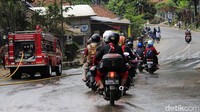 Satu unit mobil pemadam kebakaran dikerahkan untuk membersihkan tumpahan solar.