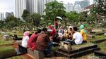Hari Kedua Lebaran, TPU Karet Bivak Dipadati Peziarah