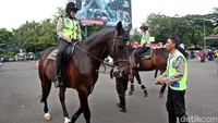 Polisi berkuda dikerahkan untuk membantu pengamanan di Taman Margasatwa Ragunan.