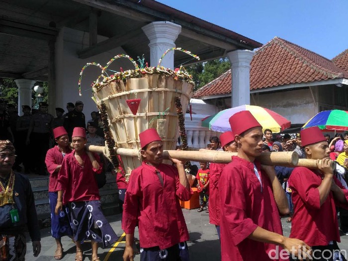 Keraton Yogyakarta menggelar prosesi Grebeg Syawal 1950, Je Tahun Jawa. Sebanyak 7 gunungan diperebutkan di tiga tempat, Senin (26/6/2017).