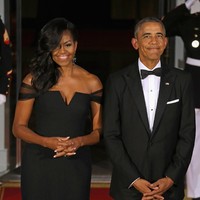 Michelle Obama mencuri perhatian dengan gaun hitam off-shoulder. (Foto: Getty Images)