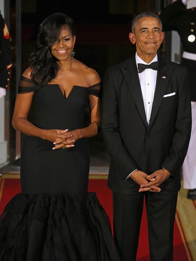 Michelle Obama mencuri perhatian dengan gaun hitam off-shoulder. (Foto: Getty Images)