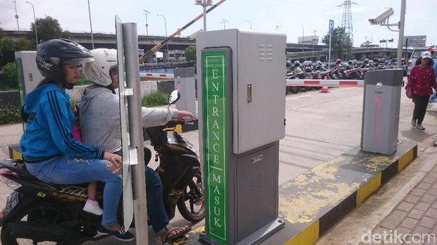 Libur Lebaran, Parkiran RPTRA Kalijodo Ramai dan Bebas Preman