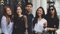 Ia menyempatkan diri untuk berfoto bersama teman-teman (Foto: Kimberly Ryder/Instagram)