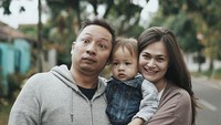 Yang terakhir ada Bjorka, anak dari Sabai Dieter dan Ringgo Agus Rahman. Lucu banget ya keluarga ini tampil kasual saat lebaran? Foto: dok. Instagram @sabaidieter