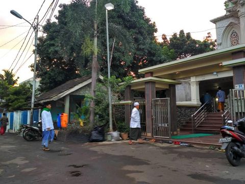 Jemaah berdatangan menunaikan salat Id di Masjid Marzuqiyah, Jaktim