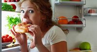 Terbangun Tengah Malam dan Lapar? Ini Efek Negatif Makan Larut Malam