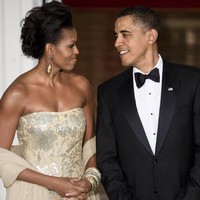 Gaun strapless juga jadi andalan Michelle Obama saat menyambut Perdana Menteri India Manmohan Singh di Gedung Putih, 2009 silam. Foto: Getty Images