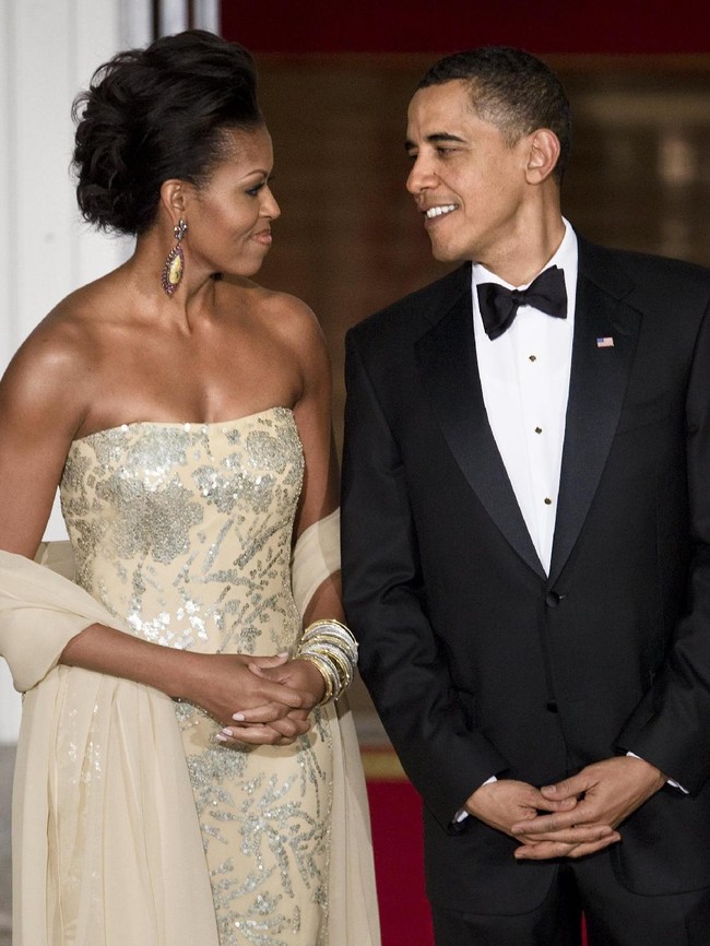 Gaun strapless juga jadi andalan Michelle Obama saat menyambut Perdana Menteri India Manmohan Singh di Gedung Putih, 2009 silam. Foto: Getty Images
