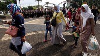 Para pengunjung terus berdatangan ke Ragunan. Mereka datang dengan mengajak keluarganya.