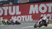 Rossi jadi pemenang, tapi Danilo Petrucci layak jadi bintang dalam balapan ini. Dia finis di posisi dua setelah melakukan duel sengit dengan The Doctor (Foto: Mirco Lazzari gp/Getty Images)