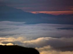 Potret Keren Perkampungan di Atas Awan