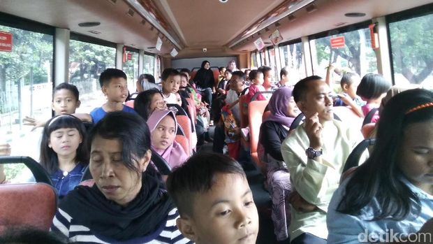 Warga yang menaiki bus tingkat wisata, Senin (26/6/2017)