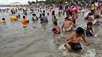 Anak-anak bermain air dan pasir.