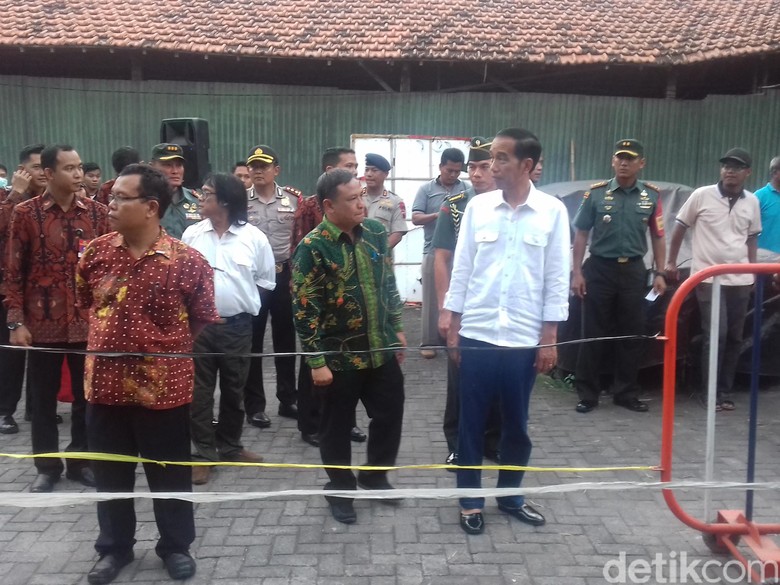 Jokowi Bagikan Ribuan Paket Sembako untuk Warga Solo Jokowi Bagikan Ribuan Paket Sembako untuk Warga Solo