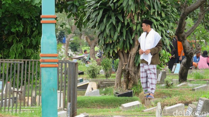 Peziarah di TPU Karet Bivak