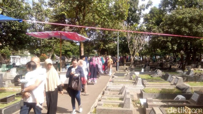 Momen Lebaran, TPU Sirnaraga Bandung Ramai Peziarah