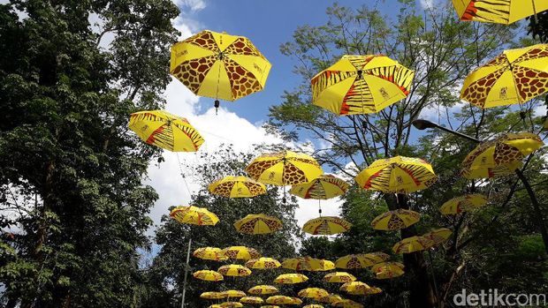 Pengunjung di Kebun Binatang Ragunan, Senin (26/6/2017)