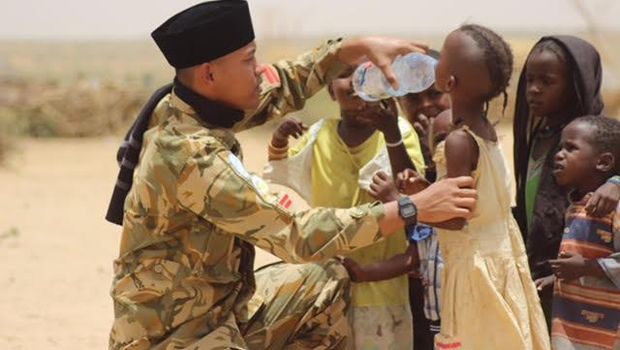 Foto viral pasukan perdamaian RI memberikan air minum kepada anak kecil di Sudan