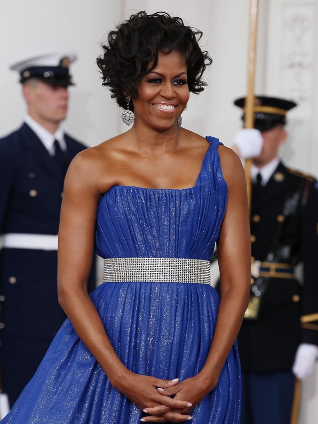 Gaun dengan bahu asimetris (one-shoulder) juga menjadi ciri khas gaya Michelle Obama. (Foto: Getty Images)