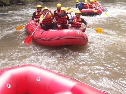 Keseruan Obama dan rombongan saat rafting.