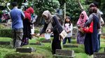 Hari Kedua Lebaran, TPU Karet Bivak Dipadati Peziarah