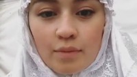 Kimberly Ryder mengunggah foto dirinya saat menjalani ibadah solat Ied di KBRI London (Foto: Kimberly Ryder/Instagram)