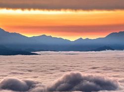 Potret Keren Perkampungan di Atas Awan