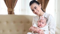 Ririn Ekawati mengunggah foto kebersamaannya dengan sang buah hati, Cattleya di Instagram. (Foto: Ririn Ekawati/Instagram)