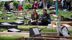 Hari Kedua Lebaran, TPU Karet Bivak Dipadati Peziarah