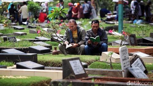 Hari kedua Lebaran 2017, tempat pemakaman umum (TPU) Karet Bivak, Jakarta Pusat, dipadati peziarah, Senin (26/6/2017).