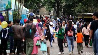 Diprediksi jumlah pengunjung pada hari kedua Lebaran ini mencapai 100 ribu orang.