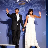 Gaun yang mengekspos bahu sudah menjadi identitas gaya Michelle Obama sejak di hari pertamanya resmi menjadi Ibu Negara. Di foto ini, Michelle mengenakan gaun putih Jason Wu yang legendaris itu saat inaugurasi suaminya. Foto: Getty Images