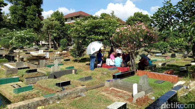 TPU Karet Bivak Ramai Peziarah di Hari Kedua Lebaran