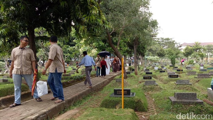 TPU Karet Bivak Ramai Peziarah di Hari Kedua Lebaran