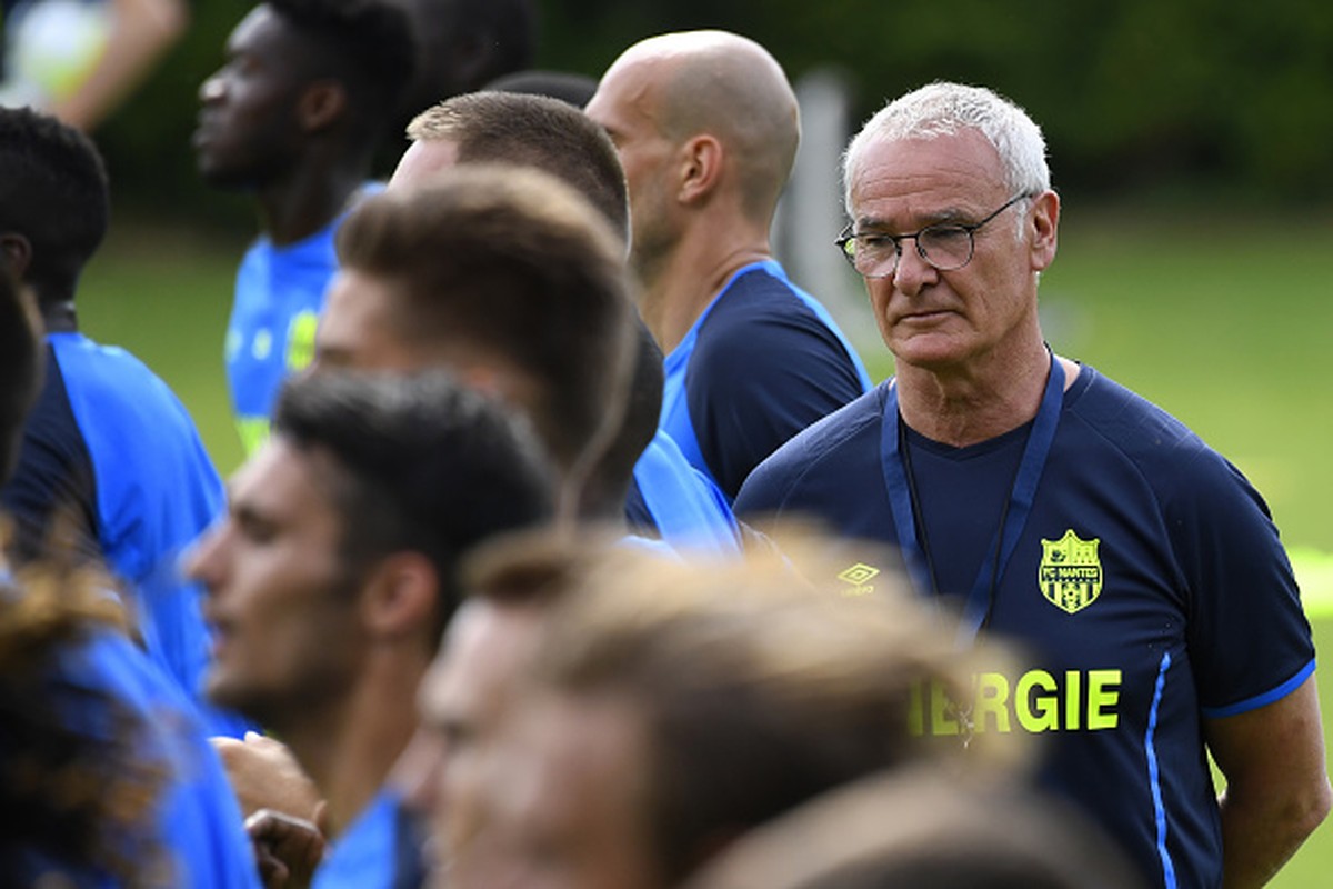 Claudio Ranieri memimpin latihan perdana Nantes (Foto: AFP PHOTO / DAMIEN MEYER)